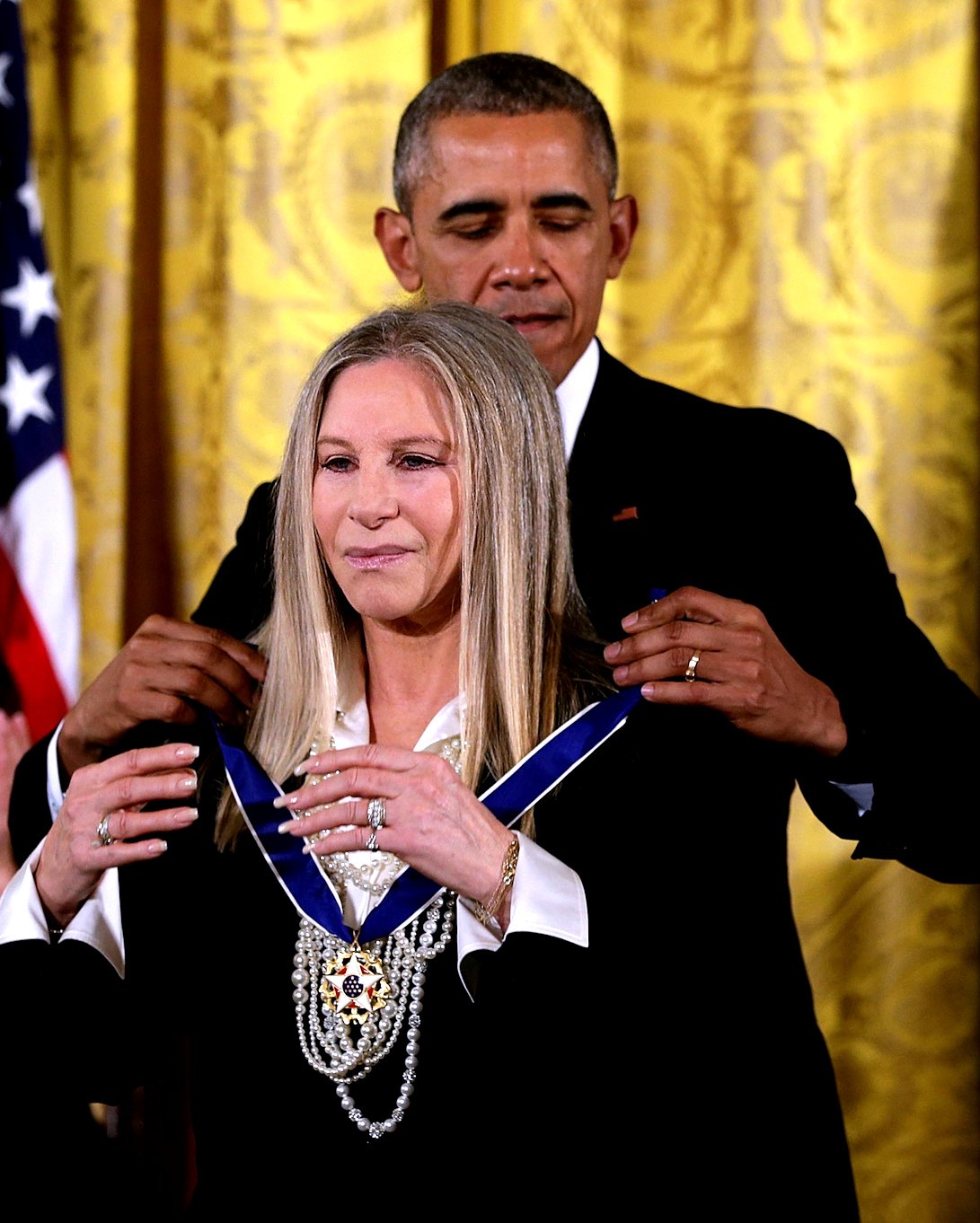 BARACK OBAMA PRESENTS PRESIDENTIAL MEDAL TO BARBRA STREISAND 8X10 PHOTO (CC-026)