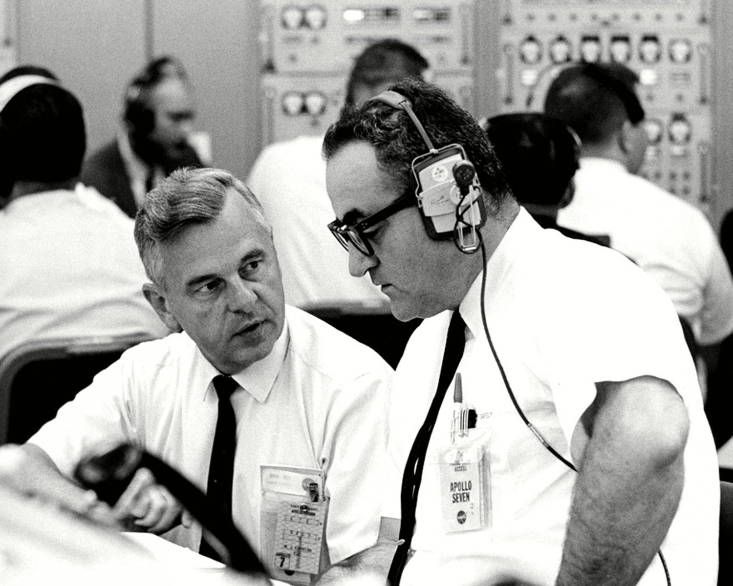 ROCCO PETRONE & WALTER KAPRYAN DURING APOLLO 7 TEST - 8X10 NASA PHOTO (BB-902)