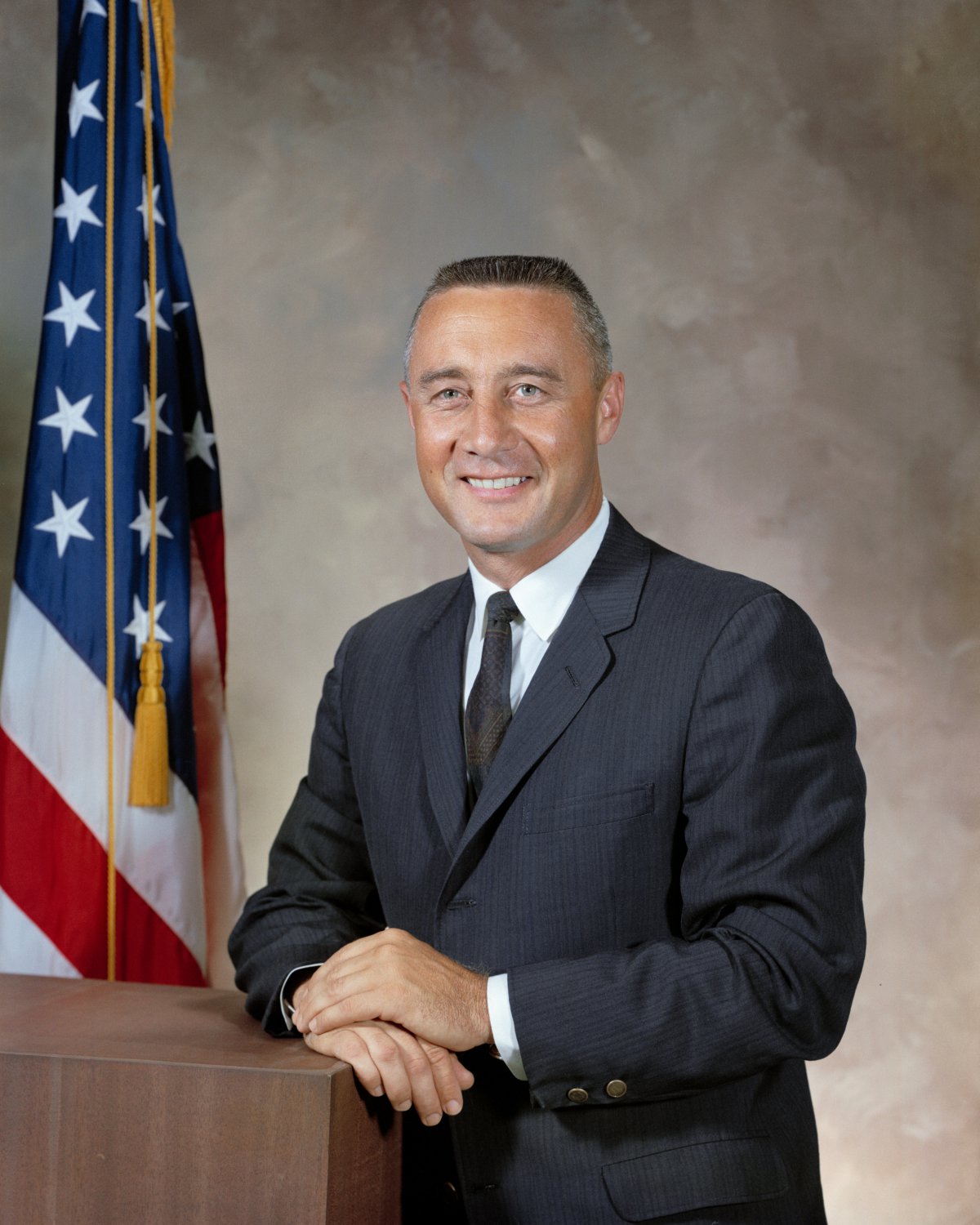 ASTRONAUT GUS GRISSOM - 8X10 NASA PHOTO (BB-905)