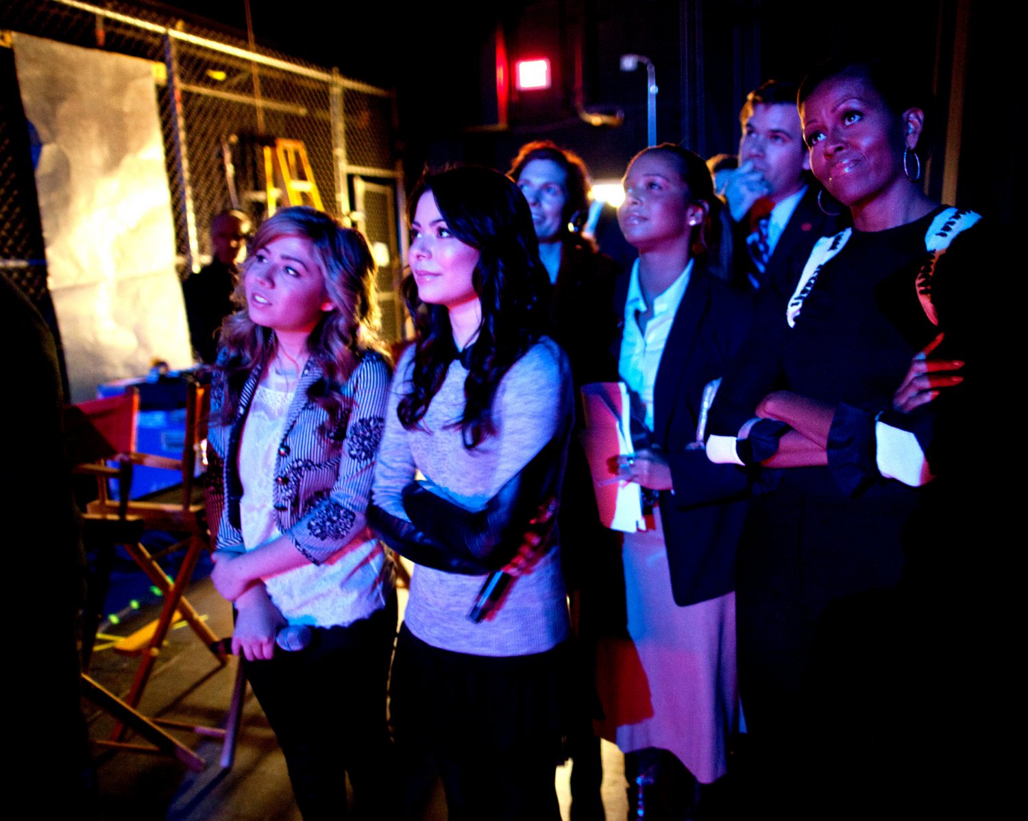 FIRST LADY MICHELLE OBAMA WITH THE 'iCARLY' CAST AND STAFF - 8X10 PHOTO (BB-907)