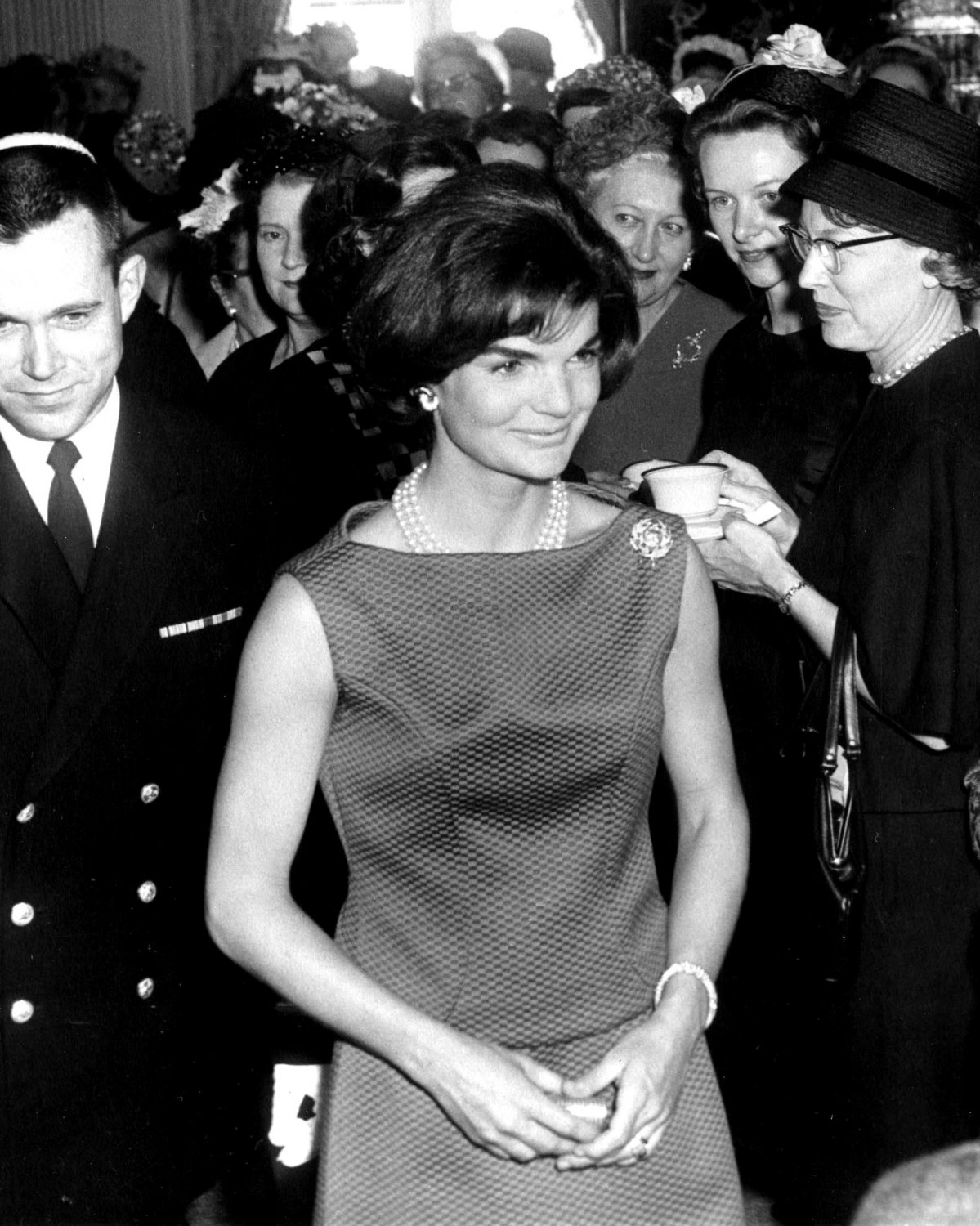 JACQUELINE KENNEDY RECEPTION FOR NEWSPAPER EDITORS WIVES - 8X10 PHOTO (CC-042)