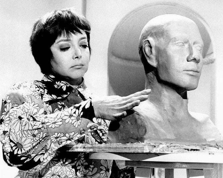 CAROLYN JONES GUEST STARS IN 'THE MOD SQUAD' - 8X10 PUBLICITY PHOTO (CC-045)