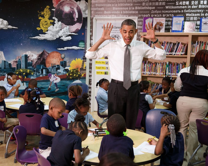 PRESIDENT BARACK OBAMA VISITS WITH PRE-KINDERGARTEN KIDS - 8X10 PHOTO (CC-050)