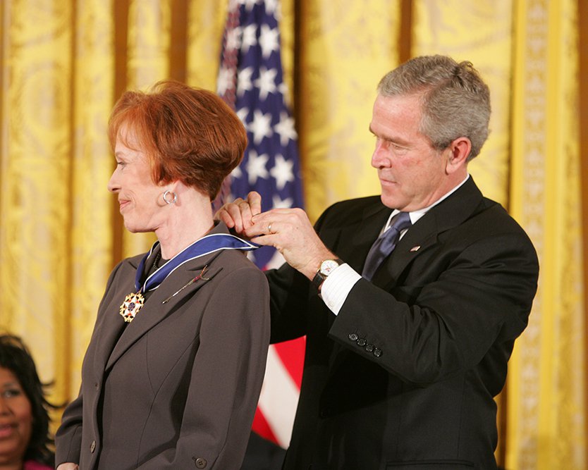 GEORGE W. BUSH AWARDS CAROL BURNETT PRESIDENTIAL MEDAL - 8X10 PHOTO (BB-926)