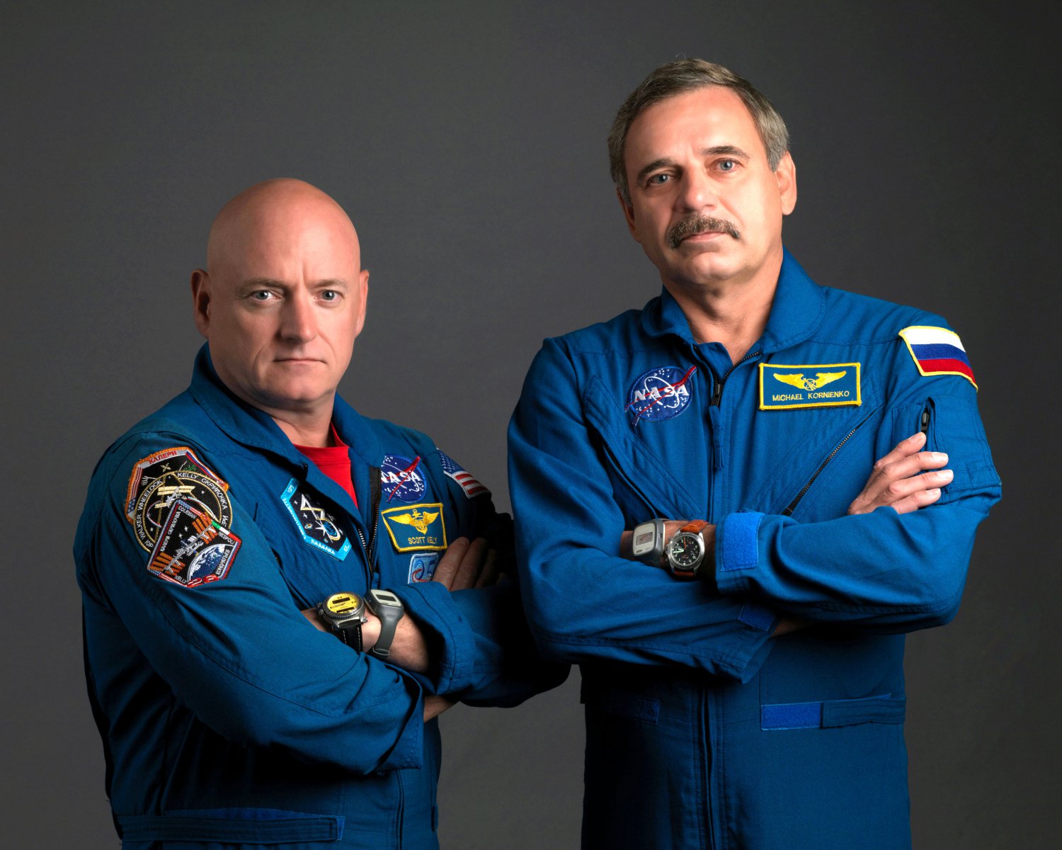 ASTRONAUT SCOTT KELLY & COSMONAUT MIKHAIL KORNIENKO - 8X10 NASA PHOTO (BB-930)