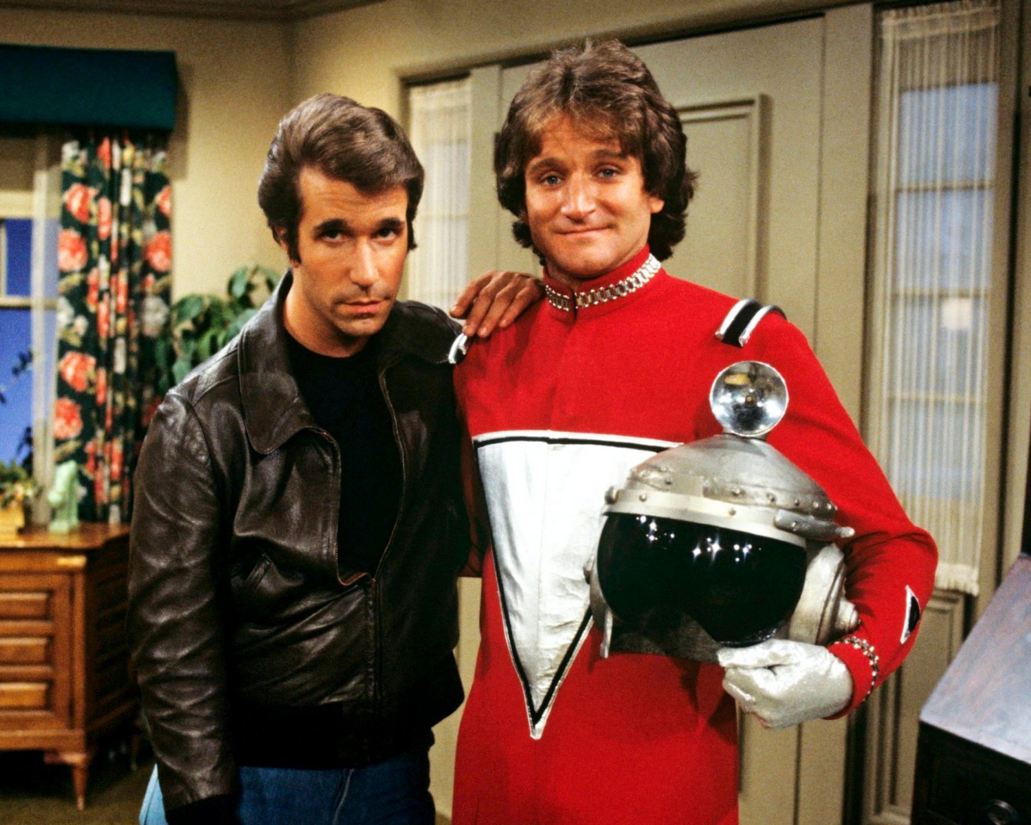 HENRY WINKLER w/ GUEST ROBIN WILLIAMS 'HAPPY DAYS' 8X10 PUBLICITY PHOTO (BB-931)