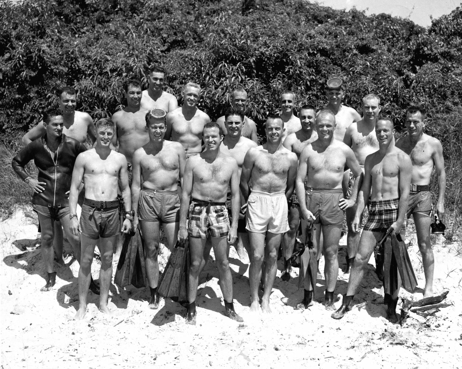 MERCURY 7 ASTRONAUTS w/ US NAVY SEALS DURING TRAINING - 8X10 NASA PHOTO (BB-936)