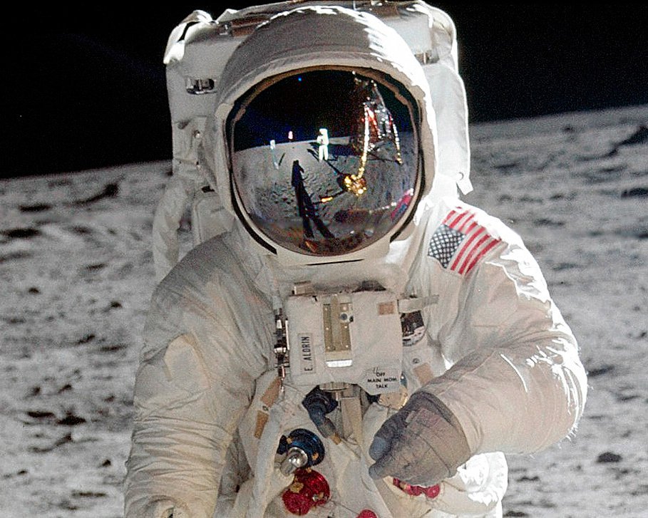 ASTRONAUT BUZZ ALDRIN ON THE MOON DURING APOLLO 11 - 8X10 NASA PHOTO (BB-945)