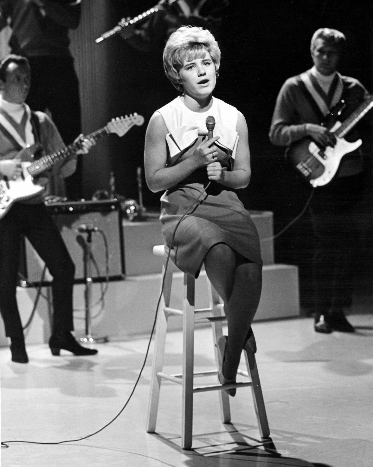 PATTY DUKE SINGS "FUNNY LITTLE BUTTERFLIES" ON 'SHINDIG!' - 8X10 PUBLICITY PHOTO (BB-950)