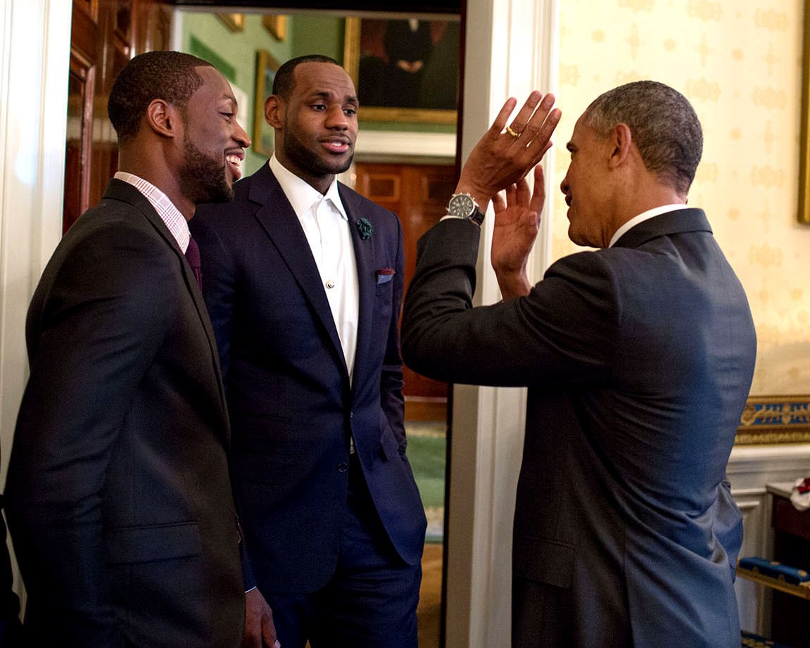 PRESIDENT BARACK OBAMA WITH DWYANE WADE AND LeBRON JAMES - 8X10 PHOTO (CC-073)