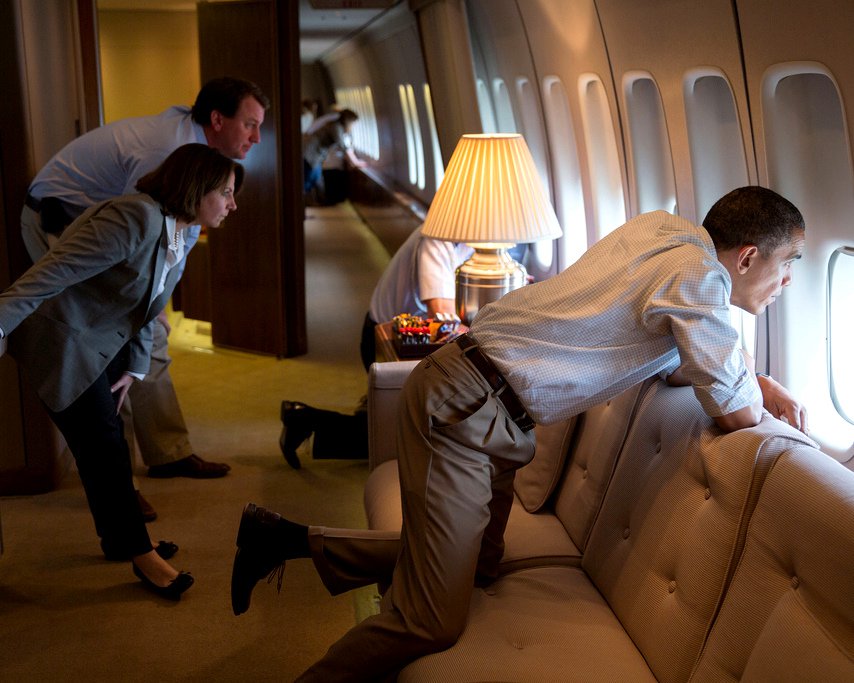 BARACK OBAMA OBSERVES TORNADO DAMAGE FROM AIR FORCE ONE - 8X10 PHOTO (CC-077)