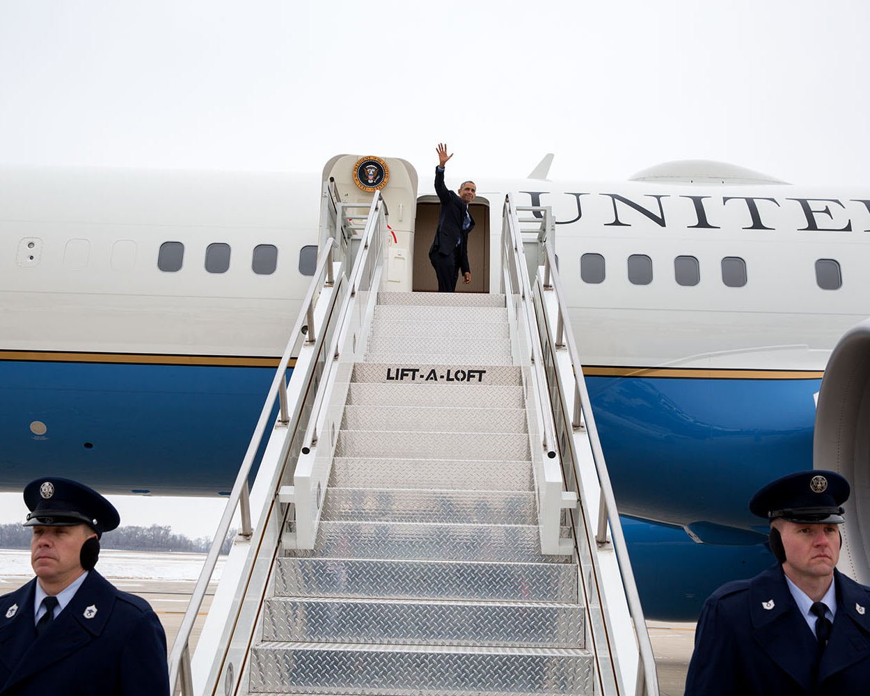 PRESIDENT BARACK OBAMA BOARDS AIR FORCE ONE IN UNIQUE SHOT - 8X10 PHOTO (CC-083)