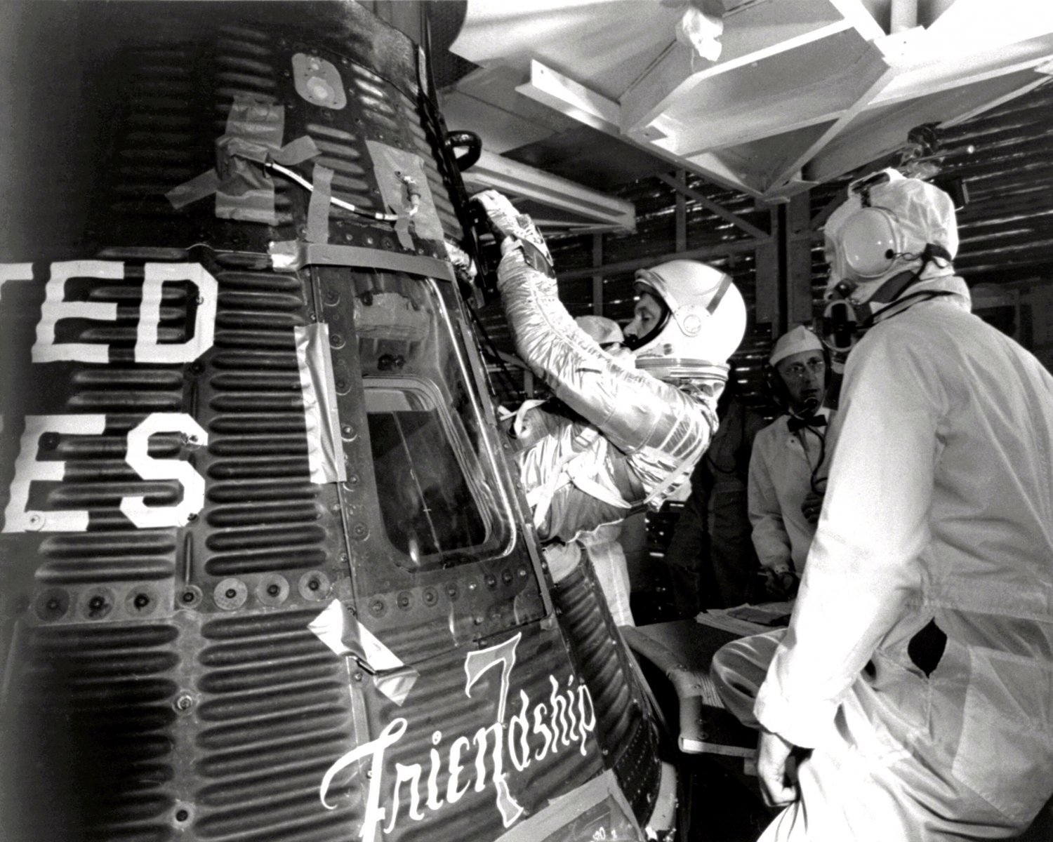 ASTRONAUT JOHN GLENN ENTERS FRIENDSHIP 7 FOR LAUNCH - 8X10 NASA PHOTO (EP-203)