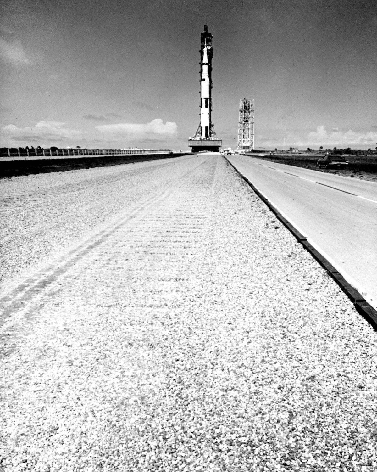 APOLLO 11 SATURN V CRAWLS TOWARD LAUNCH COMPLEX 39 - 8X10 NASA PHOTO (BB-962)