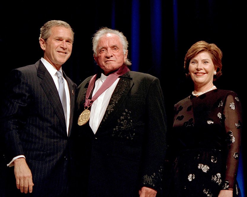 PRESIDENT GEORGE W. BUSH AND LAURA WITH LEGEND JOHNNY CASH - 8X10 PHOTO (BB-965)