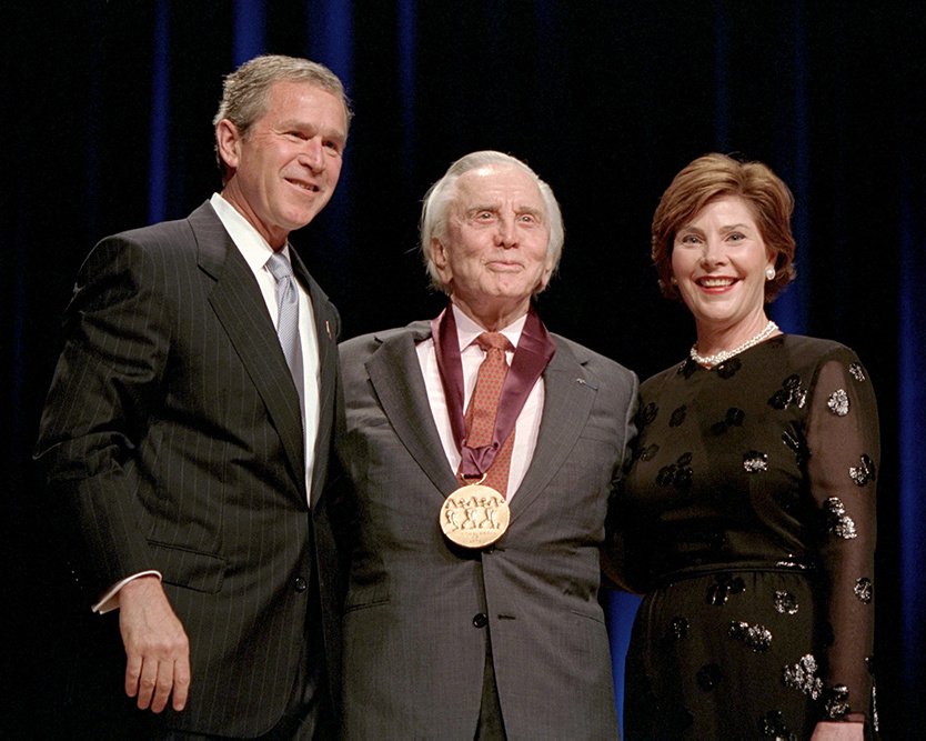 PRESIDENT GEORGE W. BUSH AND LAURA WITH ACTOR KIRK DOUGLAS - 8X10 PHOTO (BB-966)