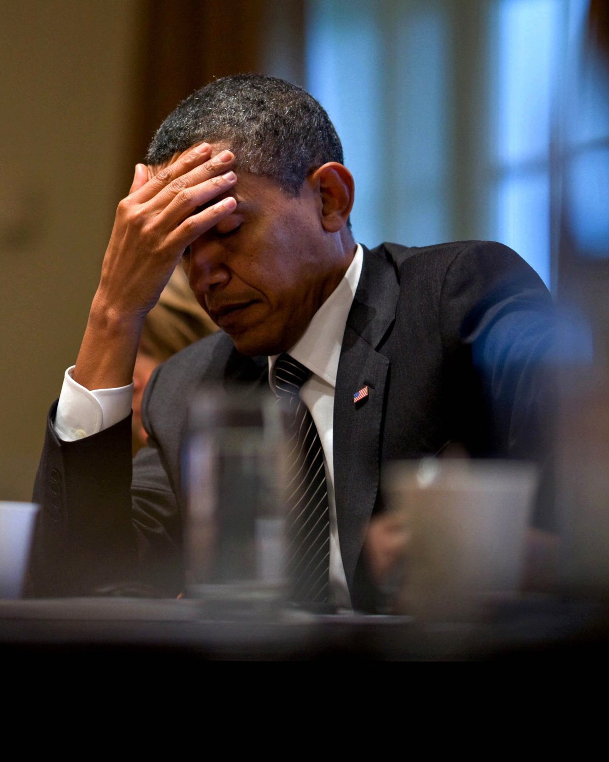 PRESIDENT BARACK OBAMA IN MEETING WITH MEMBERS OF CONGRESS - 8X10 PHOTO (DA-128)