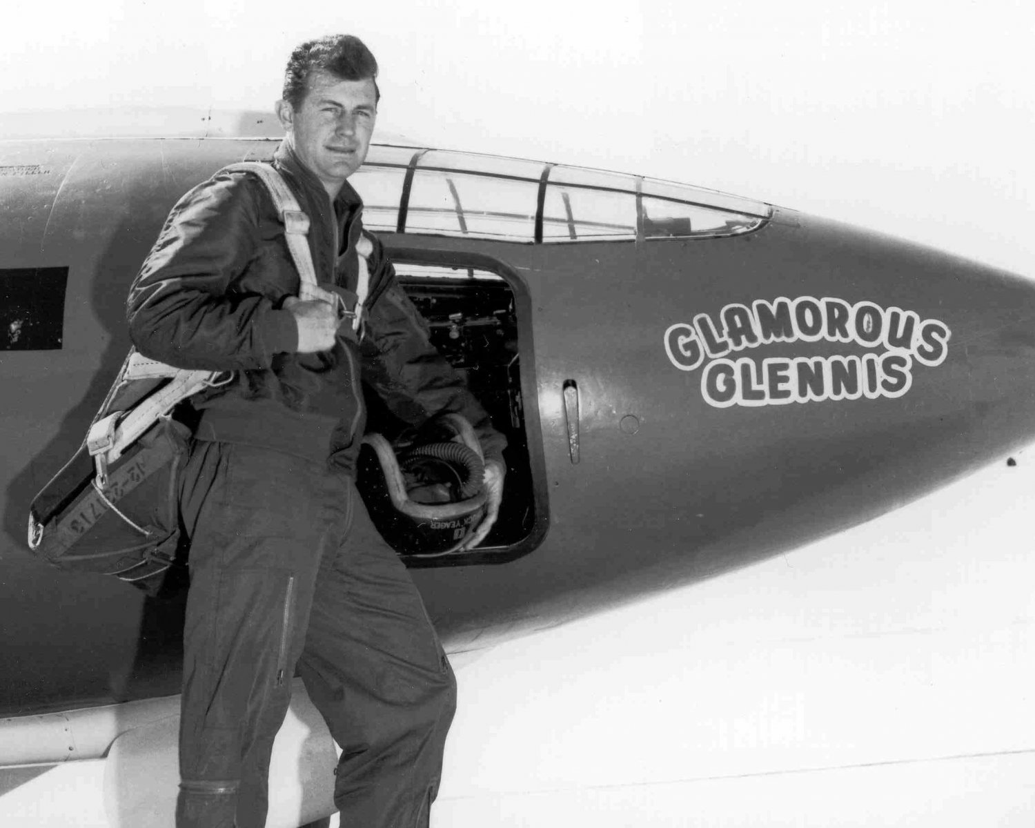 CHUCK YEAGER IN FRONT OF THE BELL X-1 'GLAMOROUS GLENNIS' - 8X10 PHOTO (EP-661)