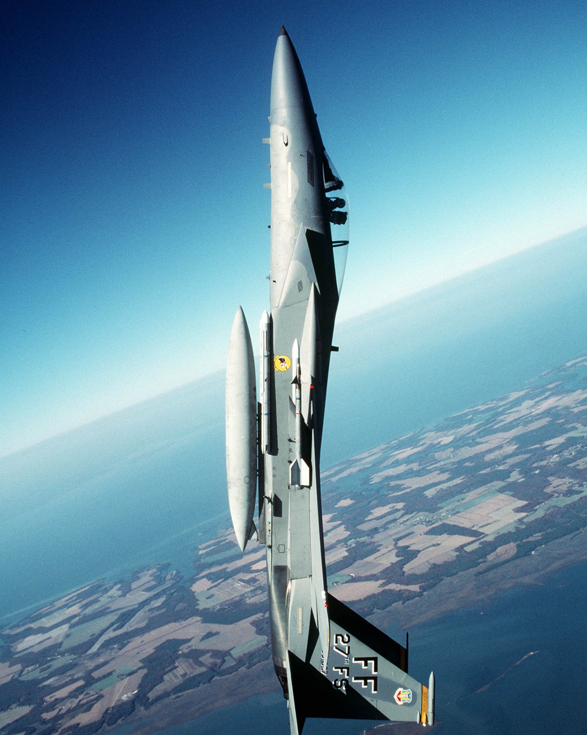 F-15C EAGLE PULLS THROUGH TOP OF A LOOP DURING TRAINING - 8X10 PHOTO (EP-529)