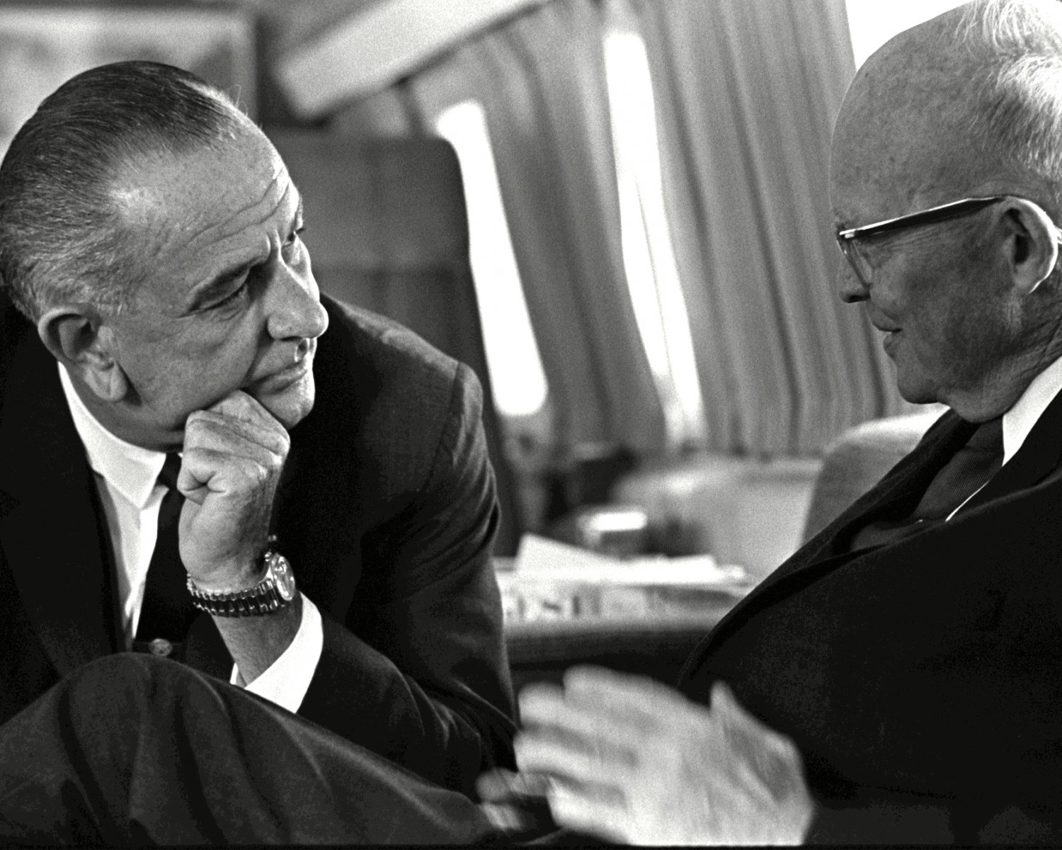 PRESIDENT LYNDON B JOHNSON MEETS WITH DWIGHT D EISENHOWER - 8X10 PHOTO (BB-977)
