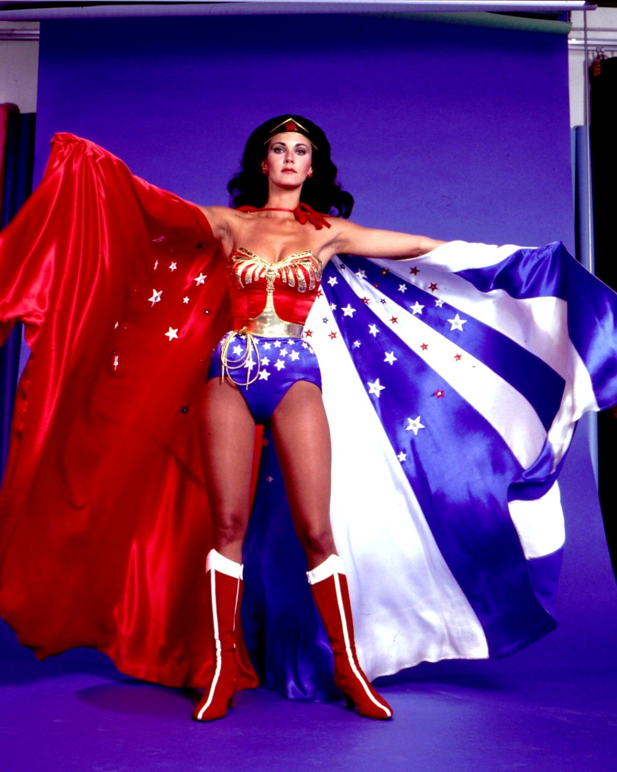 LYNDA CARTER IN THE TV SERIES 'WONDER WOMAN' - 8X10 PUBLICITY PHOTO (BB-981)