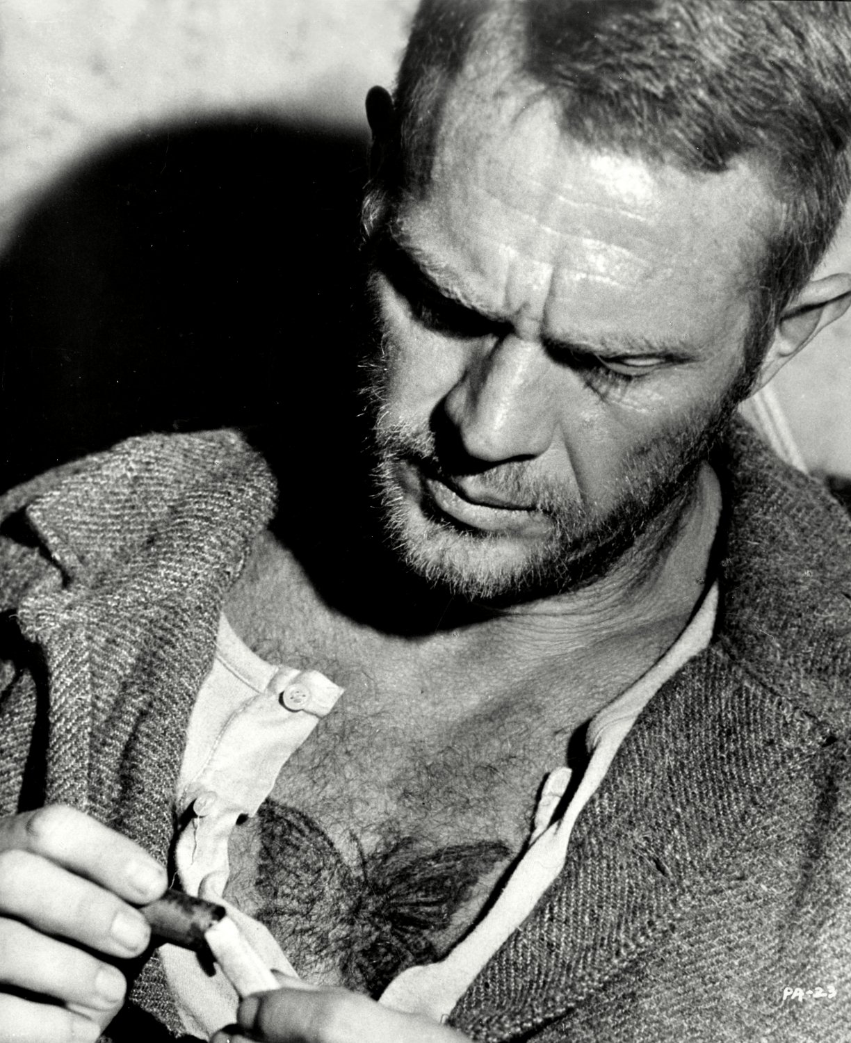 STEVE McQUEEN IN THE FILM 'PAPILLON' - 8X10 PUBLICITY PHOTO (BB-983)
