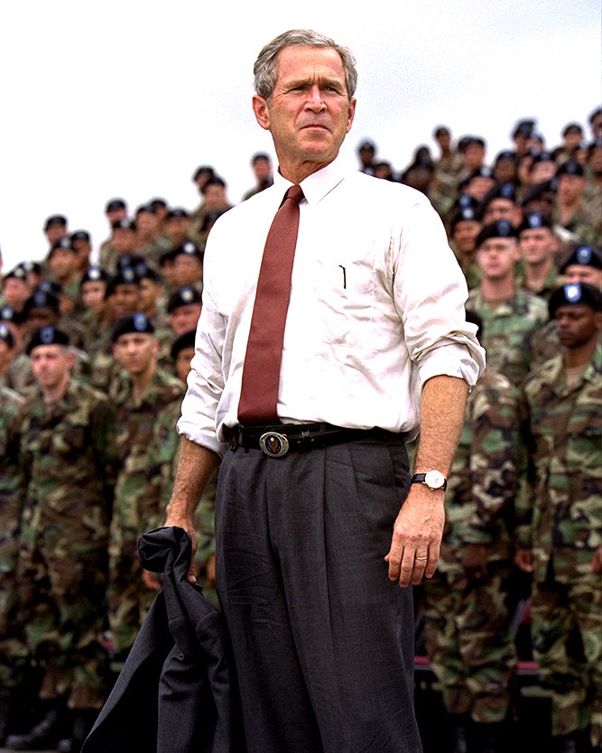 PRESIDENT GEORGE W. BUSH WITH SOLDIERS AT FORT DRUM - 8X10 PHOTO (BB-990)