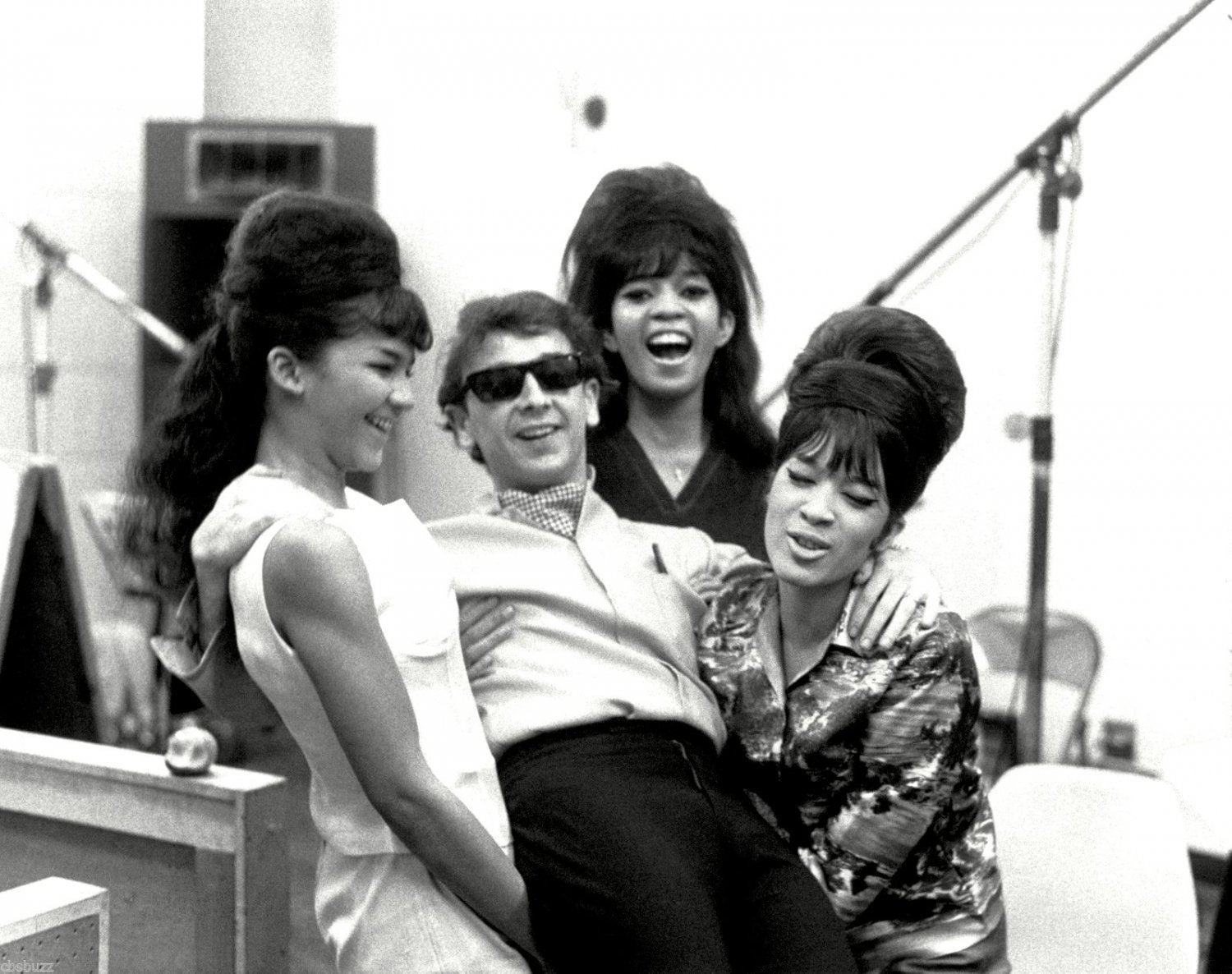 PHIL SPECTOR w/ 'THE RONETTES' @ GOLD STAR STUDIOS 8X10 PUBLICITY PHOTO (DD-011)