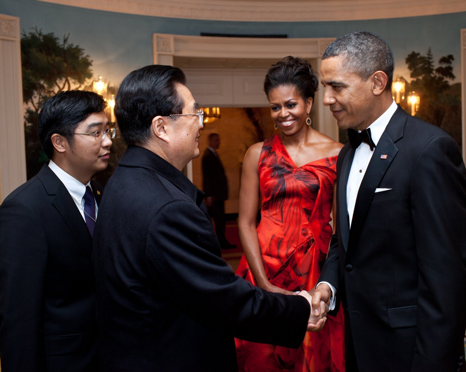 PRES BARACK OBAMA SAYS GOODBYE TO CHINA's LEADER HU JINTAO - 8X10 PHOTO (DD-021)