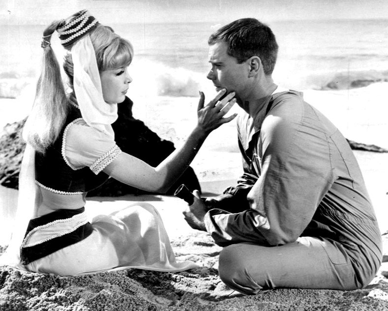 BARBARA EDEN & LARRY HAGMAN 'I DREAM OF JEANNIE' - 8X10 PUBLICITY PHOTO (XDD-023)