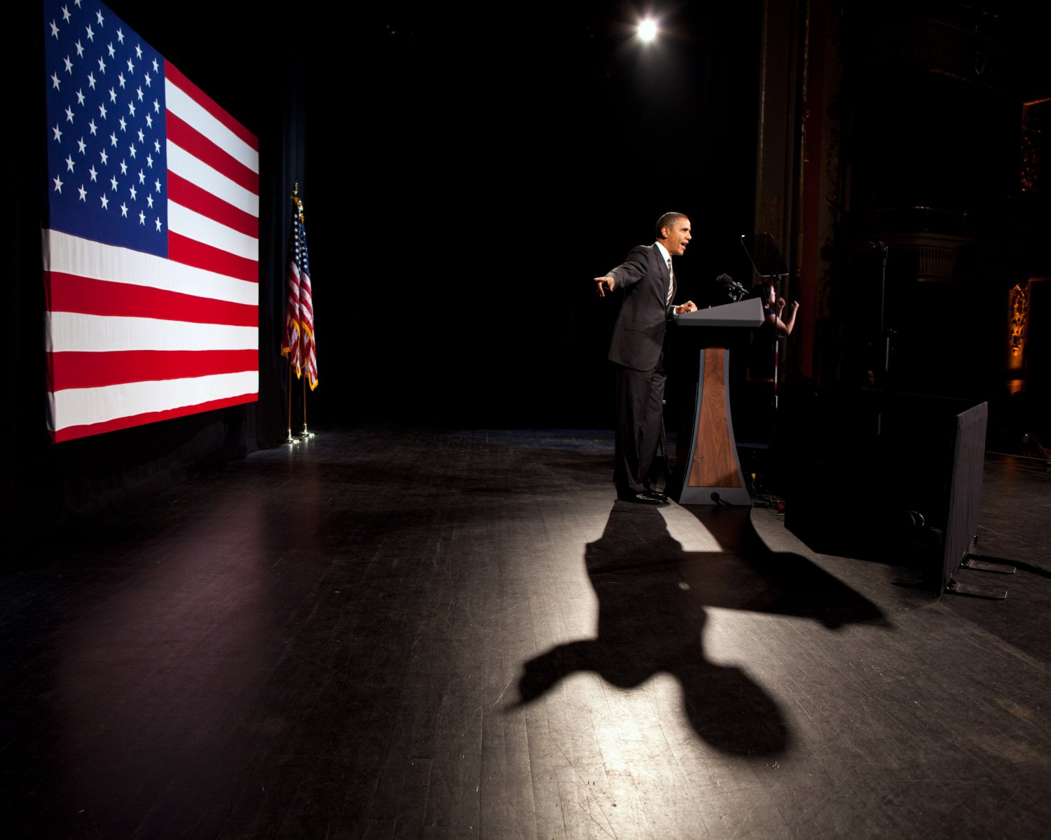 PRESIDENT BARACK OBAMA @ THE APOLLO THEATER IN NEW YORK CITY 8X10 PHOTO (DA-701)