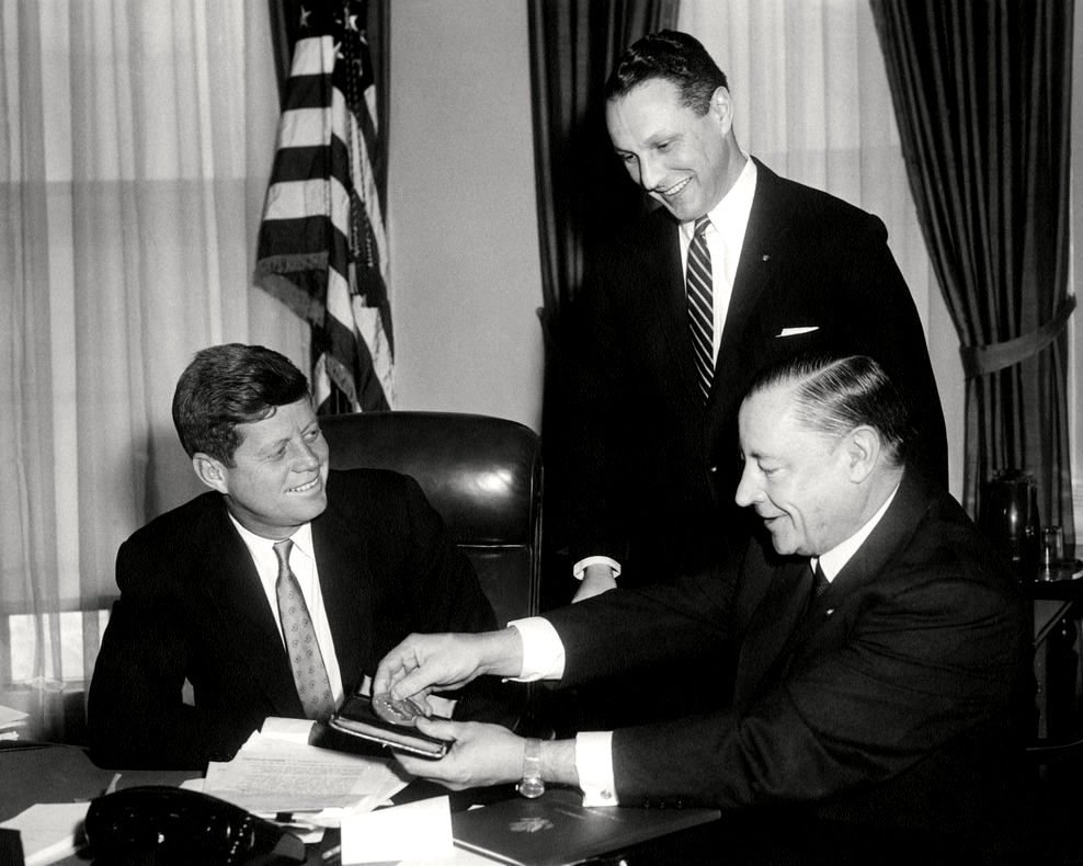 PRESIDENT JOHN F. KENNEDY RECEIVES INAUGURAL MEDAL - 8X10 PHOTO (BB-338)