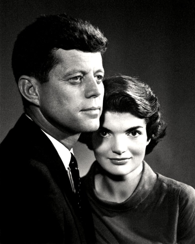 SENATOR JOHN F. KENNEDY AND WIFE JACQUELINE - 8X10 PHOTO (DD-048)
