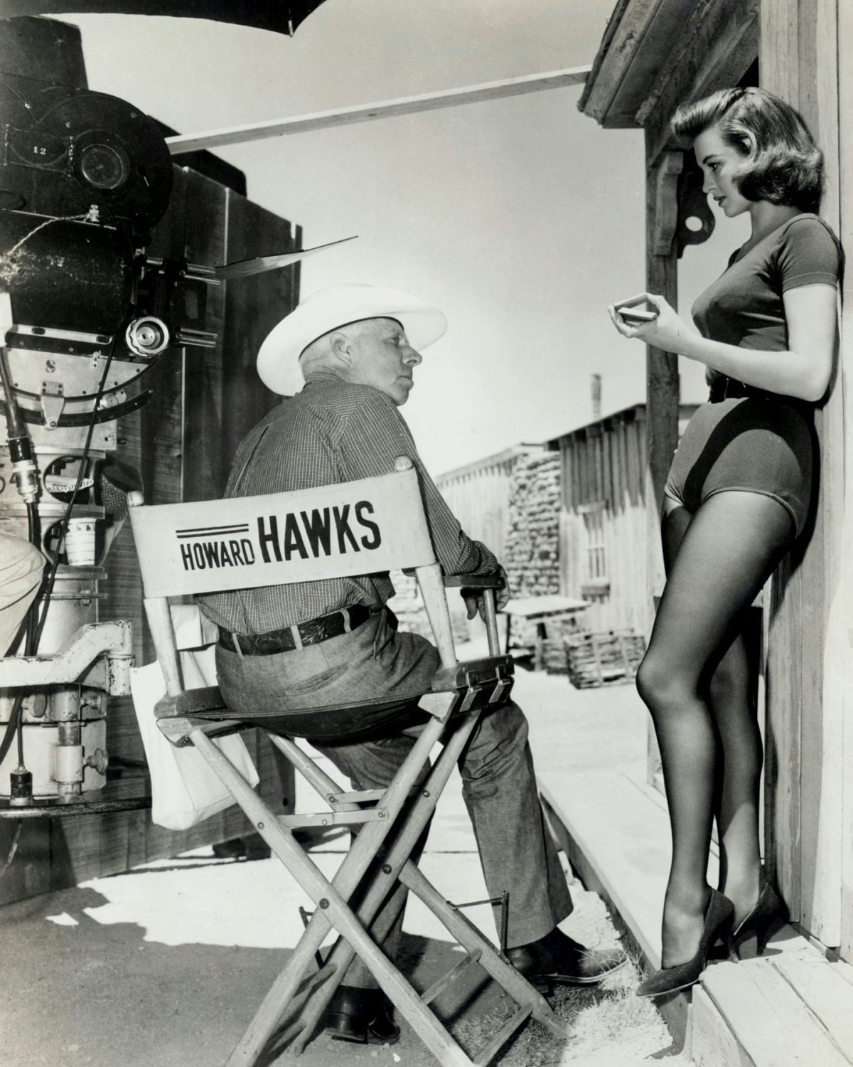 ANGIE DICKINSON & HOWARD HAWKS ON 'RIO BRAVO' SET 8X10 PUBLICITY PHOTO (DD-052)