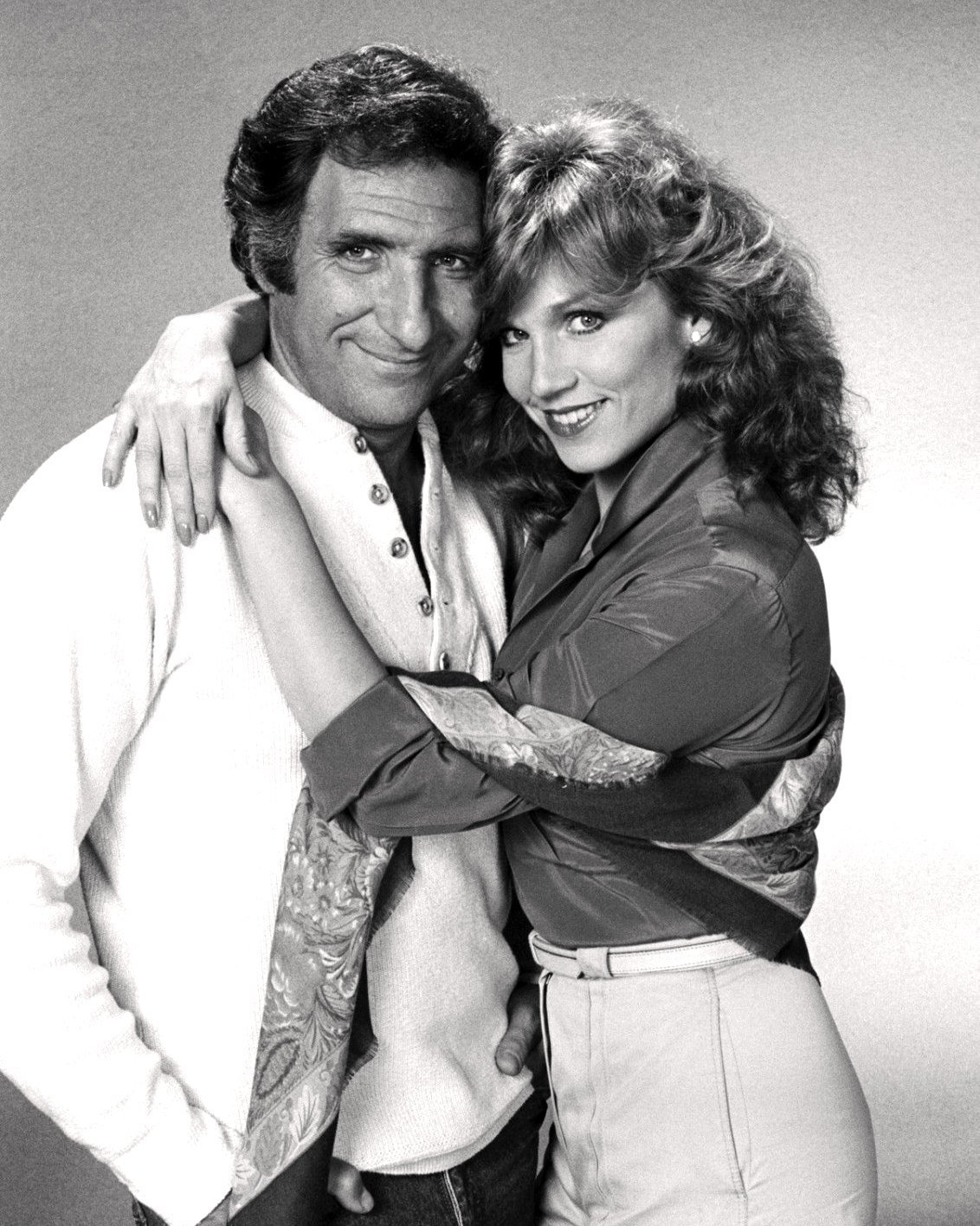 JUDD HIRSCH AND MARILU HENNER IN 'TAXI' - 8X10 PUBLICTY PHOTO (ZY-171)