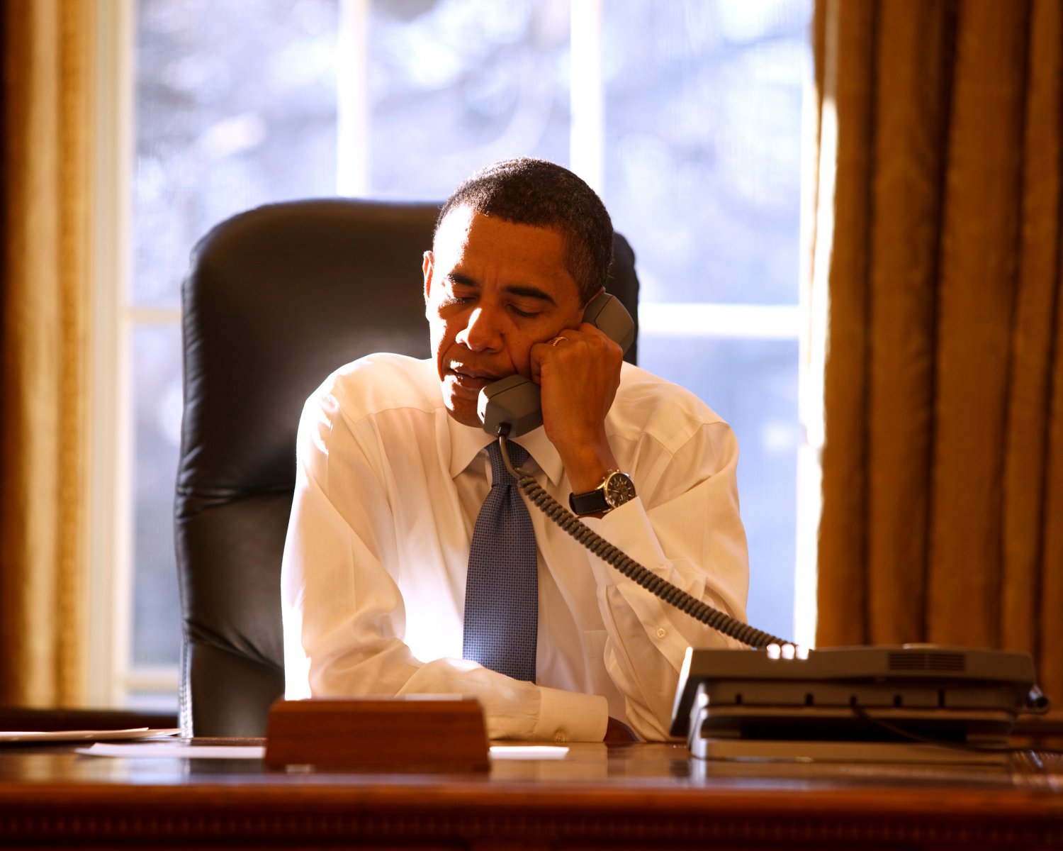 PRESIDENT BARACK OBAMA AT HIS DESK IN THE OVAL OFFICE - 8X10 PHOTO (ZY-173)