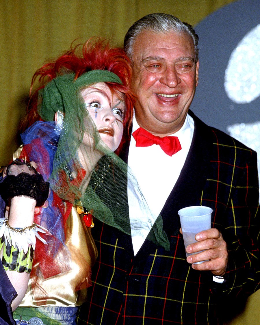 CYNDI LAUPER AND RODNEY DANGERFIELD IN 1984 - 8X10 PUBLICITY PHOTO (ZY-178)