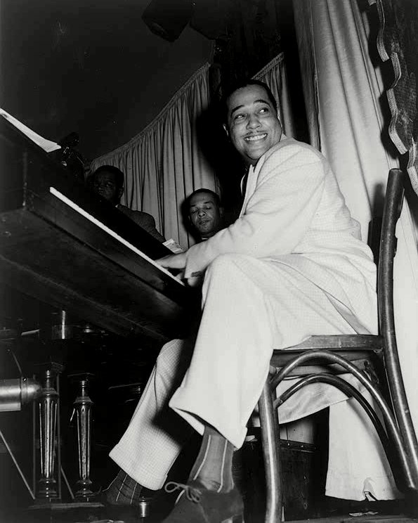 DUKE ELLINGTON AT THE HURRICANE CLUB IN 1943 BANDLEADER - 8X10 PHOTO (BB-436)