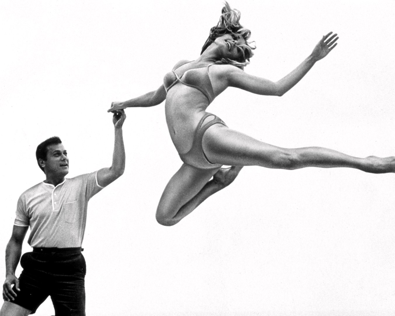 TONY CURTIS & SHARON TATE IN 'DON'T MAKE WAVES' - 8X10 PUBLICITY PHOTO (ZY-185)