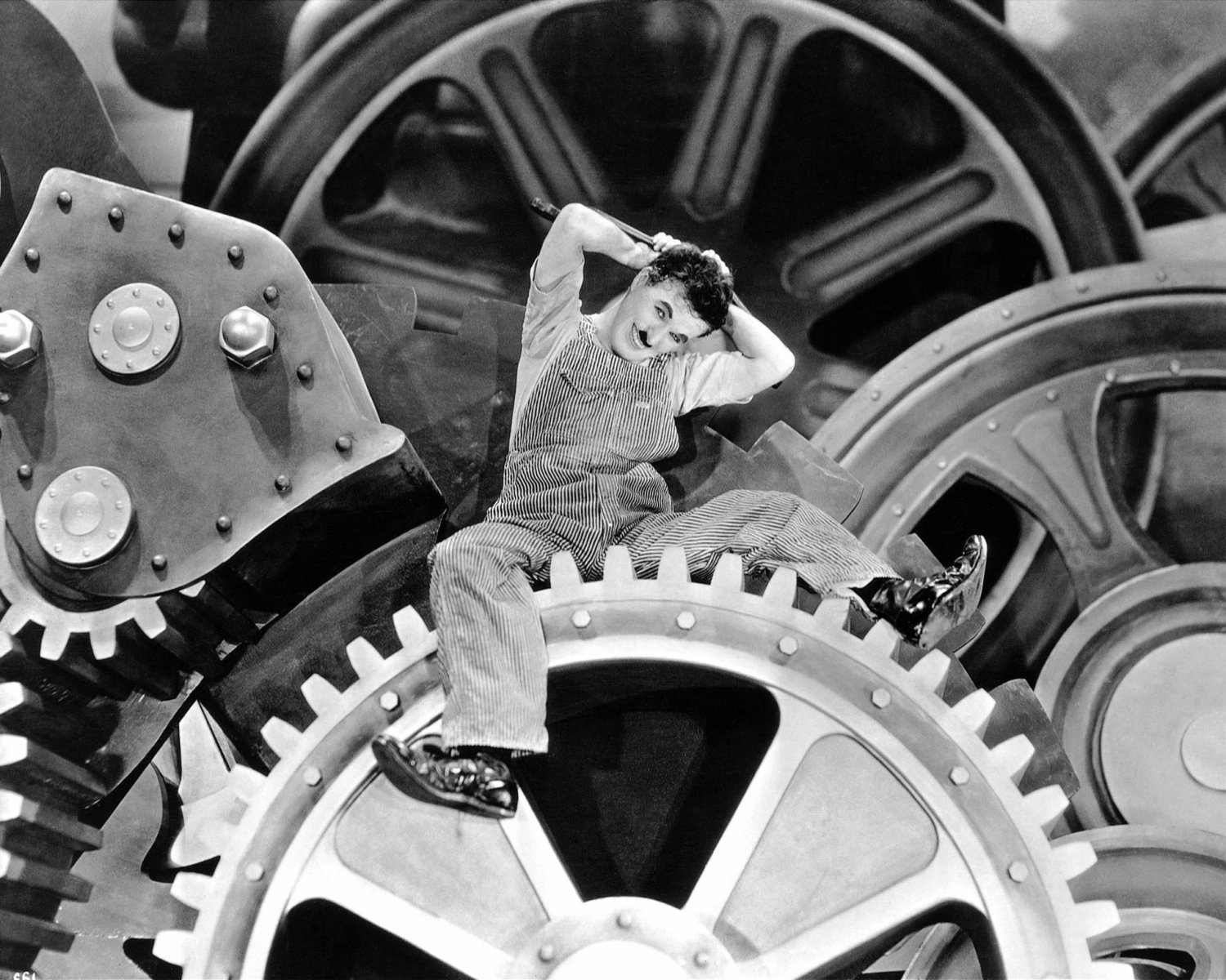 CHARLIE CHAPLIN IN THE FILM 'MODERN TIMES' - 8X10 PUBLICITY PHOTO (ZY-188)
