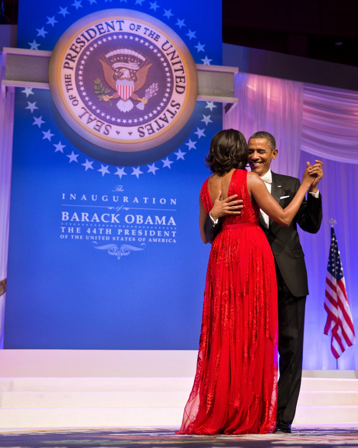 BARACK OBAMA & MICHELLE DANCE AT THE COMMANDER IN CHIEF BALL 8X10 PHOTO (ZY-189)