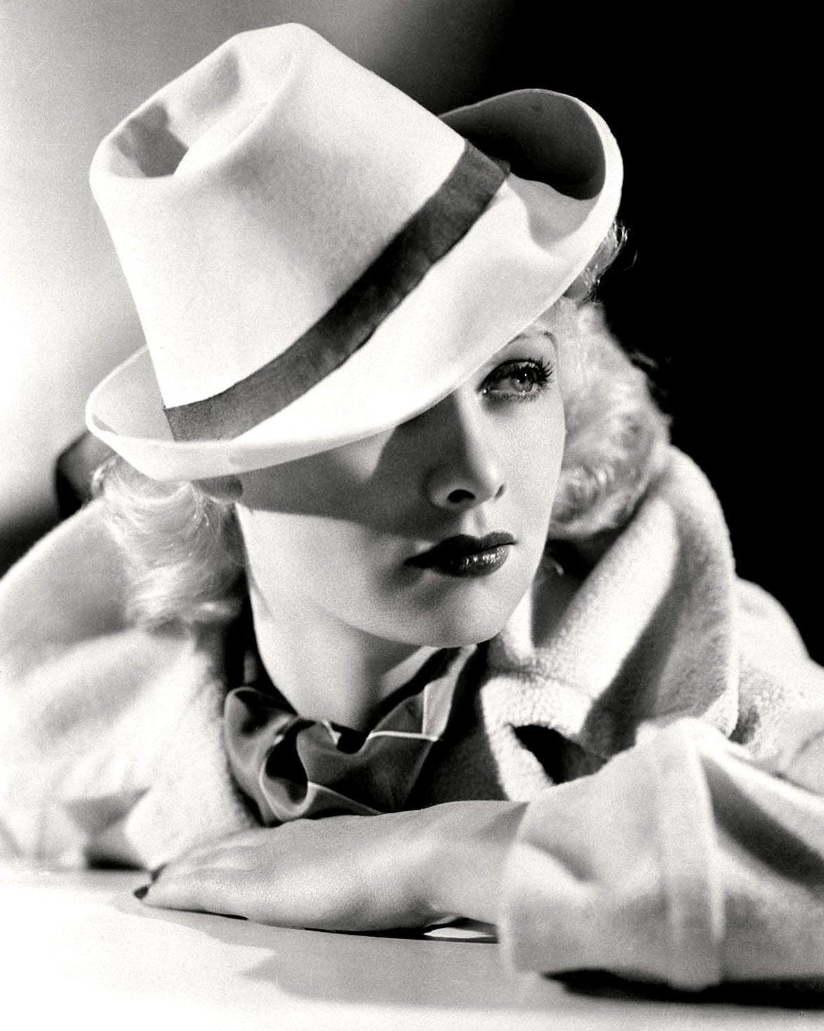 LUCILLE BALL TELEVISION AND FILM ACTRESS - 8X10 RARE PUBLICITY PHOTO (DD-084)