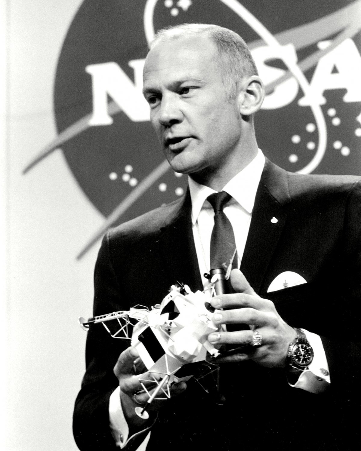 APOLLO 11 ASTRONAUT BUZZ ALDRIN w/MODEL OF LUNAR MODULE 8X10 NASA PHOTO (DD-087)
