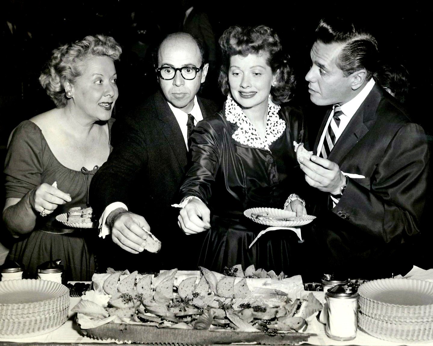 'I LOVE LUCY' CBS TV SHOW 1955 PRESS PARTY - 8X10 PUBLICITY PHOTO (DD-089)