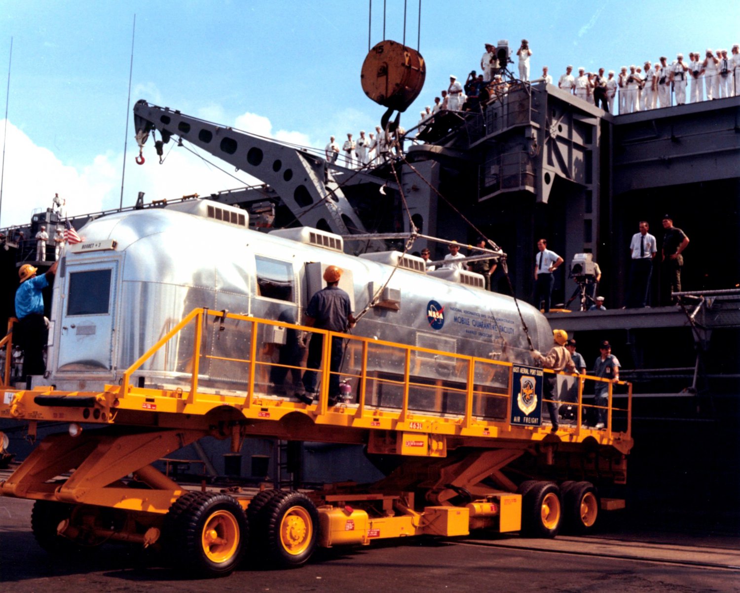 OFFLOADING OF MOBILE QUARANTINE FACILITY POST APOLLO 11 8X10 NASA PHOTO (ZY-191)