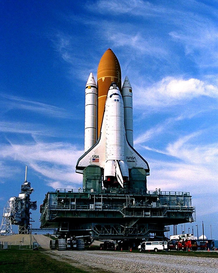 SPACE SHUTTLE ATLANTIS TRAVELS TO LAUNCH COMPLEX 39 - 8X10 NASA PHOTO (DD-096)