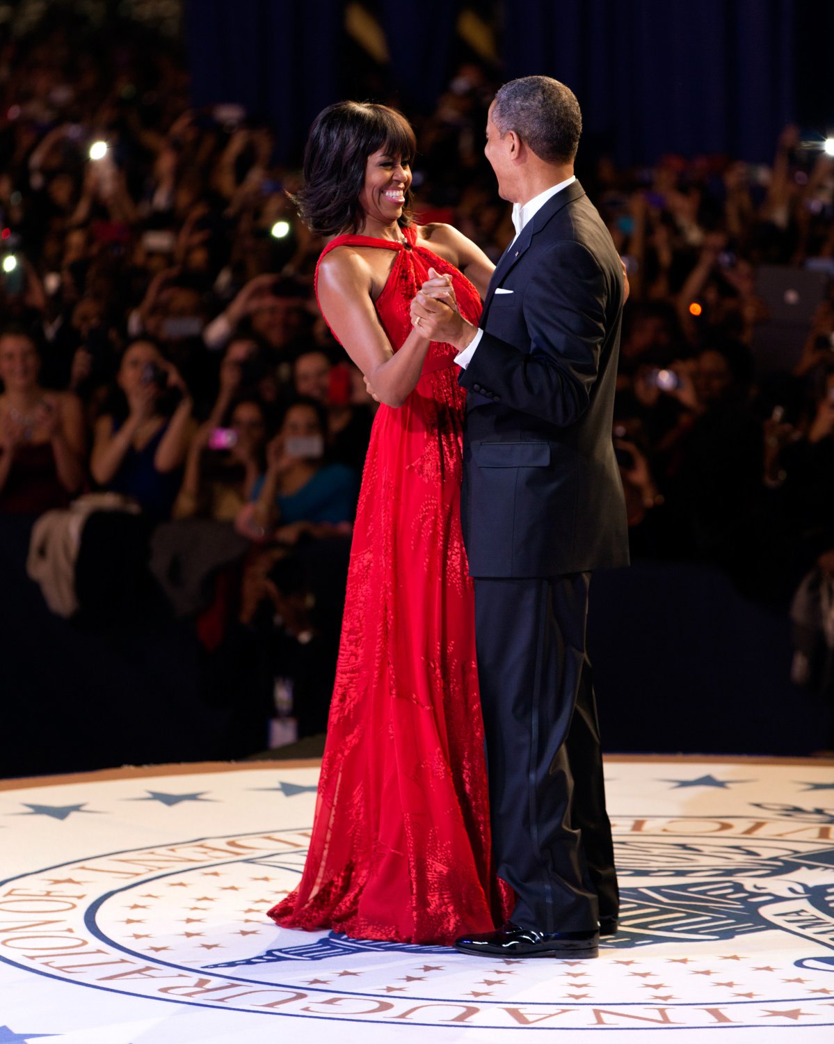 PRESIDENT BARACK OBAMA DANCES WITH FIRST LADY MICHELLE OBAMA 8X10 PHOTO (ZY-208)