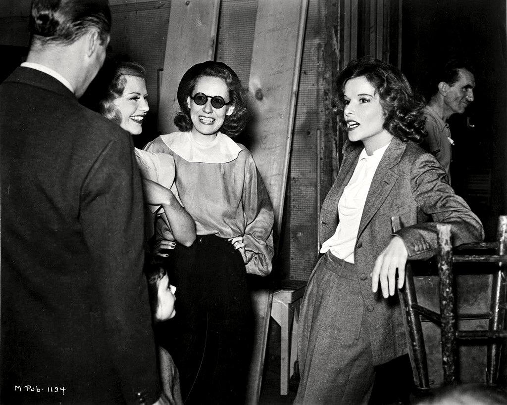 GINGER ROGERS, IRENE DUNNE & KATHARINE HEPBURN ON SET OF 'STAGE DOOR' 8X10 PHOTO (ZZ-605)