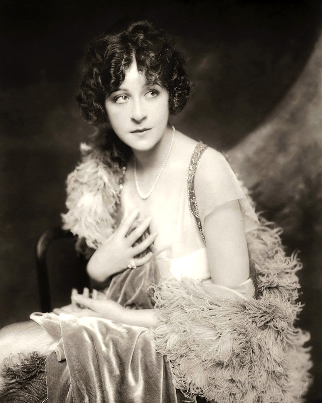 ACTRESS FANNY BRICE - 8X10 PUBLICITY PHOTO (DD-118)