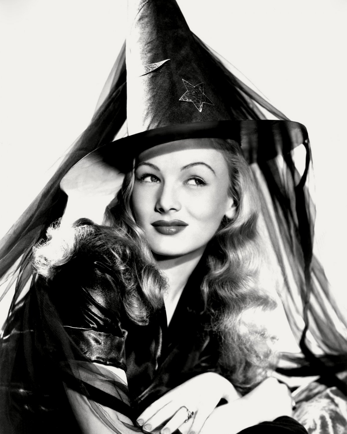 VERONICA LAKE IN THE FILM 'I MARRIED A WITCH' - 8X10 PUBLICITY PHOTO (CC-120)